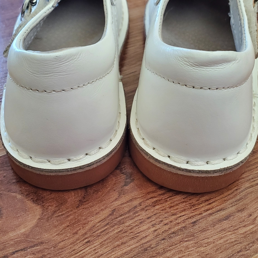 L'amour Size 9 White T-Strap Kids Dress Shoes with Floral Cutouts - Picture 4 of 12